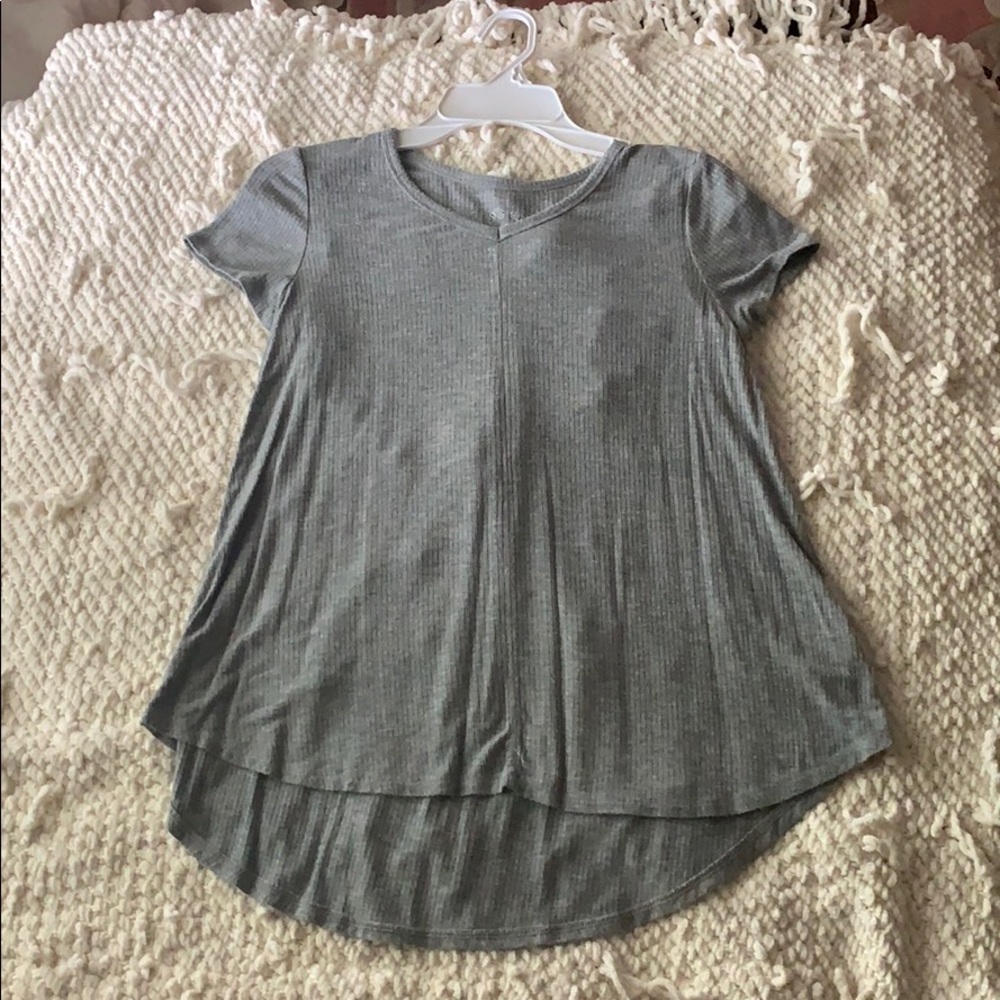 Grey t-shirt soft and flowy cute every day look .